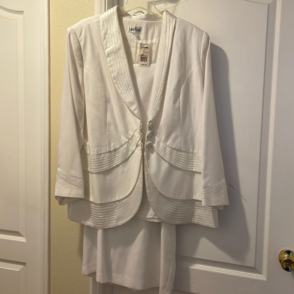 Gorgeous white two-piece skirt set from Lisa Rene’ with the size of 22. - Picture 1 of 6